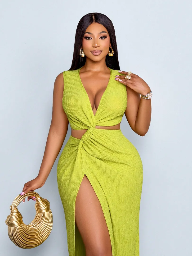 Vestido Feminino Plus Size Longo de Verão e Primavera em Tecido Texturizado, com Detalhe Vazado e Torcido na Cintura, Fenda Alta e Estilo Sexy, Ideal para Praia e Férias