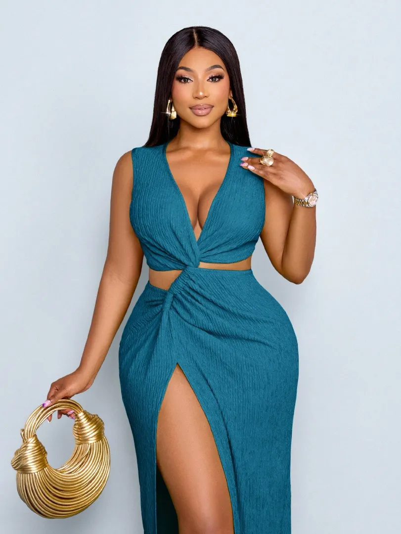 Vestido Feminino Plus Size Longo de Verão e Primavera em Tecido Texturizado, com Detalhe Vazado e Torcido na Cintura, Fenda Alta e Estilo Sexy, Ideal para Praia e Férias — cor azul