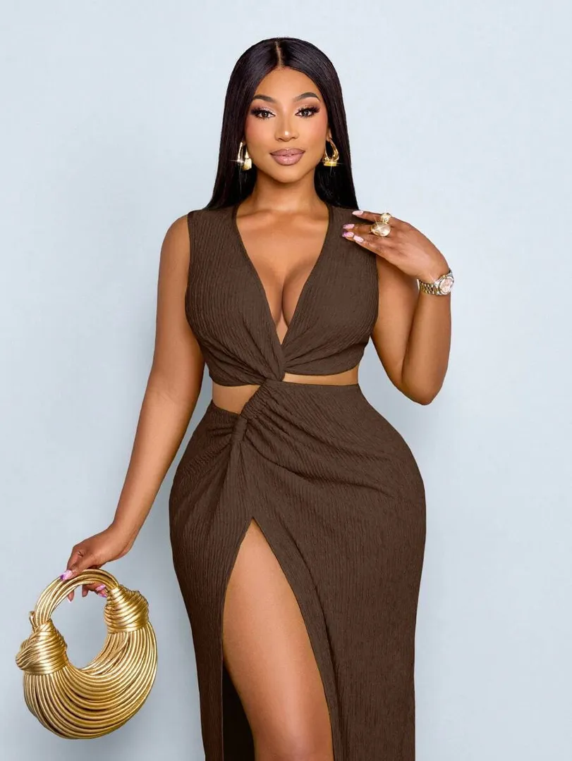 Vestido Feminino Plus Size Longo de Verão e Primavera em Tecido Texturizado, com Detalhe Vazado e Torcido na Cintura, Fenda Alta e Estilo Sexy, Ideal para Praia e Férias — cor marom